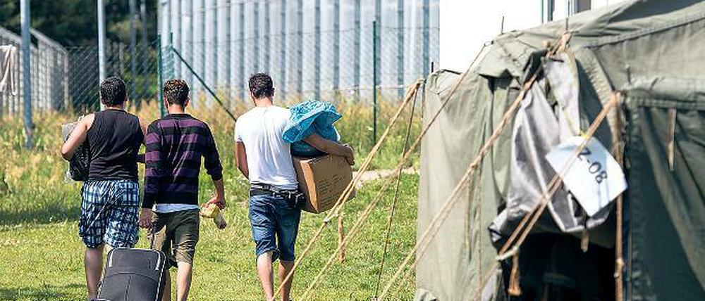 Völlig überfüllt: Die brandenburgische Erstaufnahmeeinrichtung für Asylbewerber in Eisenhüttenstadt ist völlig überlastet. Um die Flüchtlinge überhaupt unterbringen zu können, wurden nun sogar Zeltstädte errichtet.
