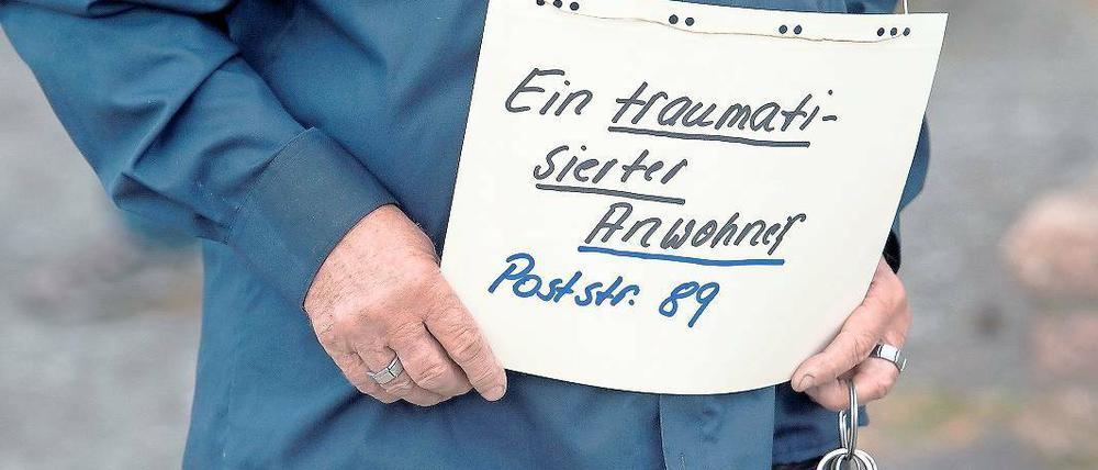 Am Gelände der Erstaufnahmestelle in Eisenhüttenstadt artikuliert ein Anwohner seinen Unmut, zur selben Zeit protestierten Rechtsextremisten.