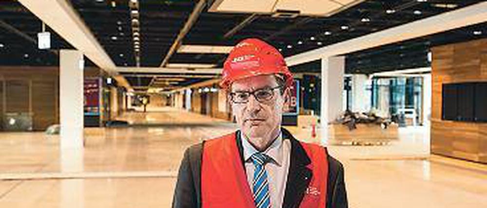 Viel zu tun. Flughafenchef Karsten Mühlenfeld will Ende 2016 fertig sein.
