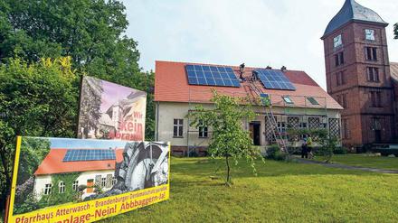 Plakative Aktion. Eine Solaranlage auf einem Pfarrhaus sollte ein Symbol gegen das drohende Abbaggern des Dorfes Atterwasch sein. Jetzt musste sie vom Dach verschwinden.