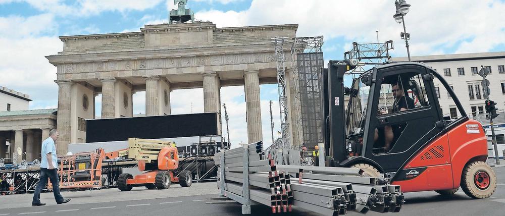 Die Vorbereitungen laufen. Ein Arbeiter mit einem Gabelstapler vor dem Brandenburger Tor. Rund 300 000 Menschen werden am Sonntag zum ersten Spiel der deutschen Mannschaft gegen die Ukraine auf der Fanmeile erwartet.