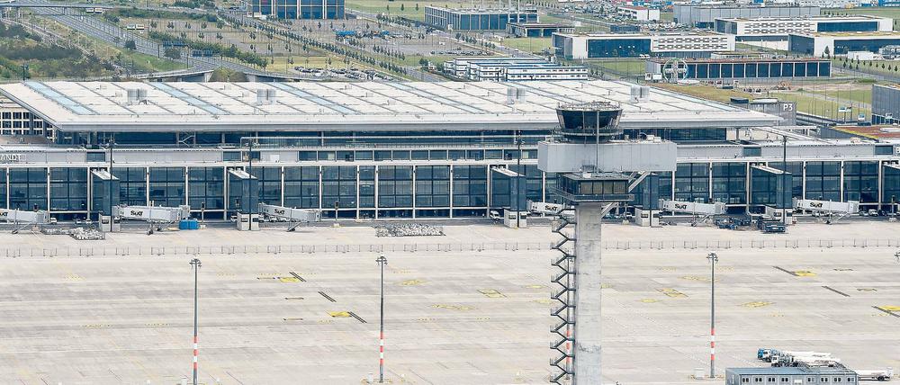 Nur fliegen ist schöner. Um den Pannenairport BER doch noch fertigzustellen, will sich die Flughafengesellschaft neue Milliarden leihen. Berlin, Brandenburg und der Bund sollen dafür bürgen – egal wie lange es dauert.