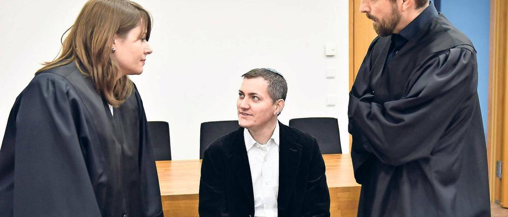 Betreut. Der Linke-Politiker Peer Jürgens (Mitte) vor Beginn des Prozesses vor dem Amtsgericht mit seinen Potsdamer Anwälten Marlen Block und Norman Lenz.