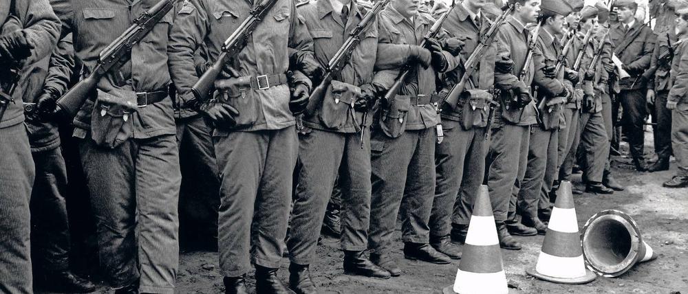 Mit Pistole und Parteibuch. Offiziersschüler des Wachregiments „Feliks Dzierzynski“ am 12. November 1989, untergehakt als Sperrlinie an der Grenze am Potsdamer Platz.