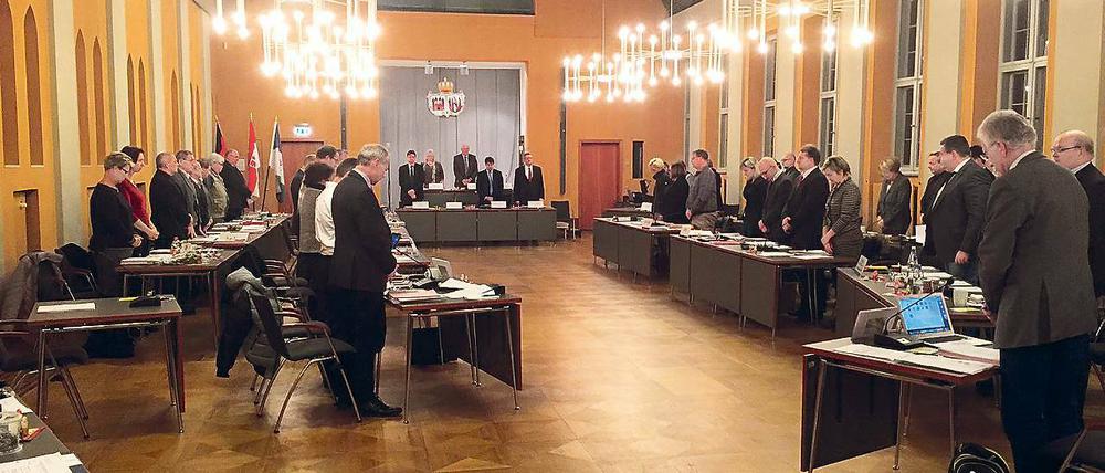 Schweigen. Die Stadtverordnetenversammlung der Stadt Brandenburg an der Havel begann am Mittwoch mit dem Gedenken an die Opfer des Anschlags in Berlin. Darunter ist auch ein Mann aus der Havelstadt, wie die Oberbürgermeisterin mitteilte.
