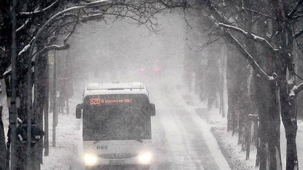 Schneegestöber. Ein Bus auf glatter Straße nahe Dreilinden.