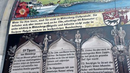 Kleiner Anschlag ohne Luther: 59 Thesen zu Landschaft und Museen sind im nordwestbrandenburgischen Wittenberge im Landkreis Prignitz an der Alten Ölmühle angeschlagen.