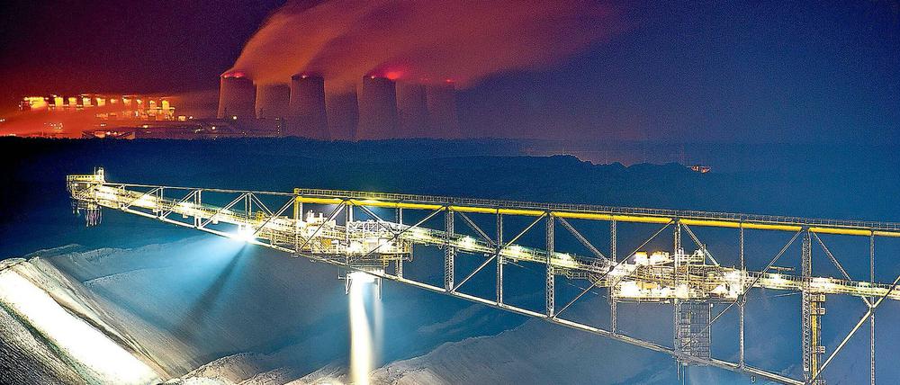 Im Licht. Abraumbrücke im Braunkohletagebau Jänschwalde. Im Hintergrund ist das Kraftwerk zu sehen, in dem die Kohle zu Energie umgewandelt wird.