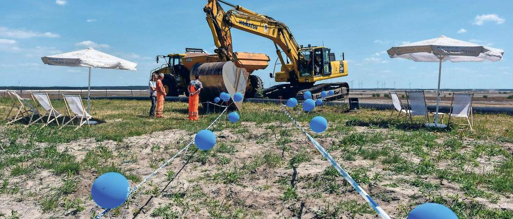 Trockenübung. Symbolisch markieren Luftballons und Bänder den künftigen Flutungskanal beim ersten Spatenstich für das Einlaufbauwerk zum Fluten des ehemaligen Braunkohletagebaus Cottbus-Nord unweit von Cottbus. Das Fluten soll fünf bis sieben Jahre dauern.