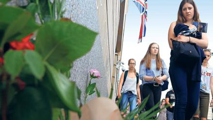 Gedenkort. Vor der britischen Botschaft wurde nach dem erneuten Anschlag in Berlins Partnerstadt London mit Blumen der Opfer gedacht. Ausführliche Berichte und Analysen zu dem Anschlag und seinen Folgen lesen Sie auf den Seiten 1 bis 3.