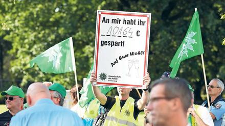 Kampf ums Geld beim Fest. Brandenburger Polizisten demonstrierten am Rande des Sommerfests der Landesregierung für die Nachzahlungen. 