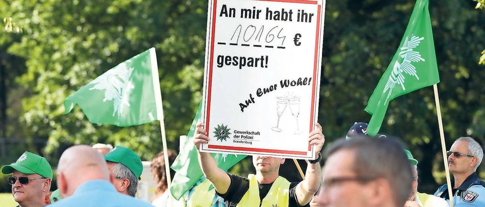 Kampf ums Geld beim Fest. Brandenburger Polizisten demonstrierten am Rande des Sommerfests der Landesregierung für die Nachzahlungen. 