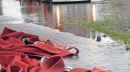 Dauereinsatz. In vielen Orten Brandenburgs (wie hier in Leegebruch) war gestern in den überfluteten Straßen die Feuerwehr zugange. Besonders heftig traf der Dauerregen den Süden sowie den Raum rund um Oranienburg.