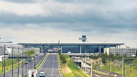 Schwer zu erreichen. Am Schönefelder Großflughafen haben Unternehmen Probleme, Fachkräfte zu finden, da diese morgens nicht mit öffentlichen Verkehrsmitteln anreisen können. Auch die Straßen zum Flughafen sind schon vor der Eröffnung oft voll.