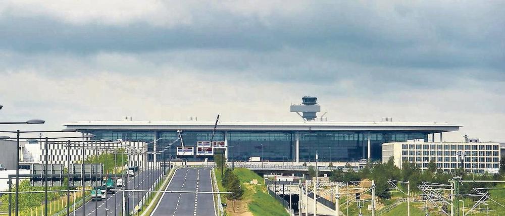 Schwer zu erreichen. Am Schönefelder Großflughafen haben Unternehmen Probleme, Fachkräfte zu finden, da diese morgens nicht mit öffentlichen Verkehrsmitteln anreisen können. Auch die Straßen zum Flughafen sind schon vor der Eröffnung oft voll.