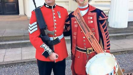Mit Mützentausch. Das schönste London-Erlebnis hatten wohl die Potsdamer Langen Kerls, die die Delegation begleiteten: Sie trafen sich mit den berühmten Grenadier Guards am Buckingham Palast – man war sich sehr sympathisch.