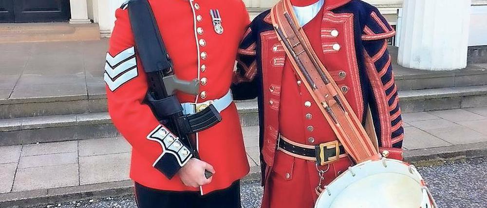 Mit Mützentausch. Das schönste London-Erlebnis hatten wohl die Potsdamer Langen Kerls, die die Delegation begleiteten: Sie trafen sich mit den berühmten Grenadier Guards am Buckingham Palast – man war sich sehr sympathisch.
