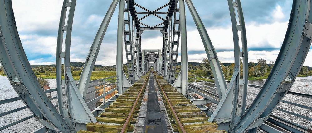 Endstation Oder. Die „Europabrücke“ über die Oder nahe Neurüdnitz ist seit Mitte der 2010er Jahre wegen massiver Schäden gesperrt. Nun hat die EU Mittel zur Sanierung freigegeben, damit die Stahlträgerbrücke wieder nutzbar gemacht werden kann.