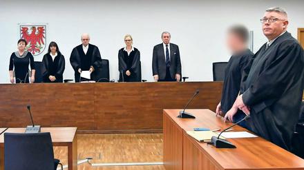 Richter Jörg Tiemann (l.) verkündete das Urteil gegen Chris P. (2.v.r.) am Landgericht Potsdam.