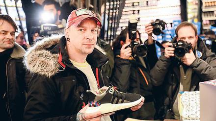 Erster. Sven Fischer konnte am Dienstag als erster ein paar der begehrten BVG-Sneaker sein Eigen nennen. Der Schuh-Freak hatte bereits seit Samstag vor dem Geschäft gewartet.