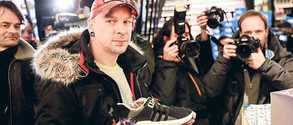 Erster. Sven Fischer konnte am Dienstag als erster ein paar der begehrten BVG-Sneaker sein Eigen nennen. Der Schuh-Freak hatte bereits seit Samstag vor dem Geschäft gewartet.