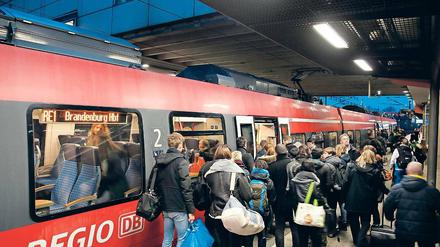 Immer mehr. Der Schienenverkehr in Brandenburg soll ausgebaut werden. Autofahrer sollen so als Pendler in die Züge gelockt werden.
