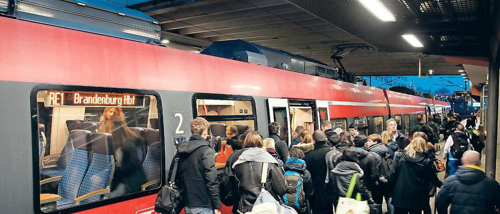 Immer mehr. Der Schienenverkehr in Brandenburg soll ausgebaut werden. Autofahrer sollen so als Pendler in die Züge gelockt werden.