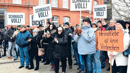 „Schnauze voll.“ An einer Kundgebung des Vereins „Zukunft Heimat“ in Cottbus nahmen auch die Vize-Chefin der Brandenburger AfD-Landtagsfraktion, Birgit Bessin, sowie Mitglieder der rechtsextremistischen Identitären Bewegung und von Neonazi-Gruppen teil.