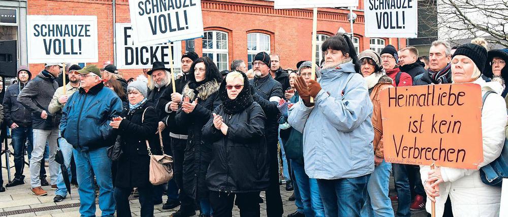 „Schnauze voll.“ An einer Kundgebung des Vereins „Zukunft Heimat“ in Cottbus nahmen auch die Vize-Chefin der Brandenburger AfD-Landtagsfraktion, Birgit Bessin, sowie Mitglieder der rechtsextremistischen Identitären Bewegung und von Neonazi-Gruppen teil.