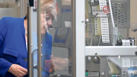 Export-Lokomotive. Zur Einweihung einer neuen Produktionshalle besichtigte Bundeskanzlerin Angela Merkel (CDU) im Juni 2017 das japanische Pharmaunternehmen Takeda in Oranienburg. Die Branche ist eine der exportstärksten des Landes.