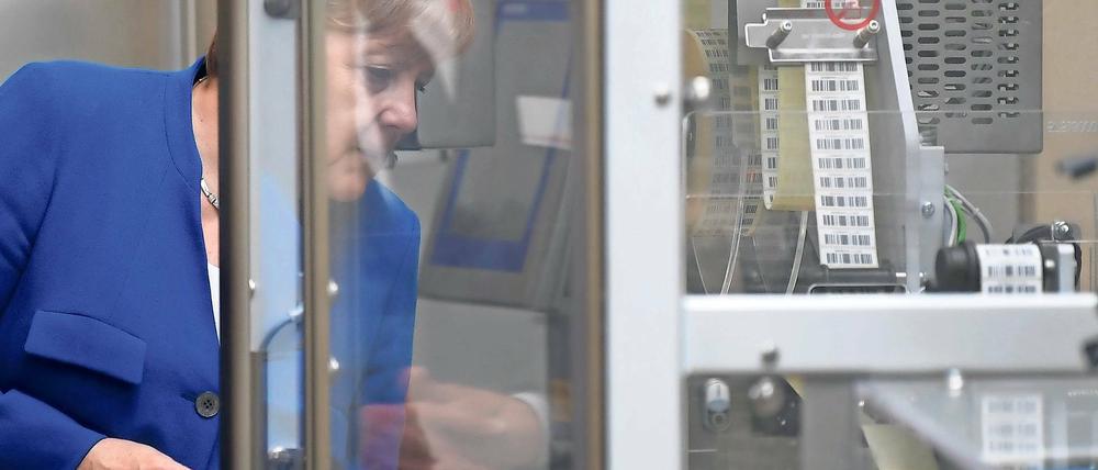 Export-Lokomotive. Zur Einweihung einer neuen Produktionshalle besichtigte Bundeskanzlerin Angela Merkel (CDU) im Juni 2017 das japanische Pharmaunternehmen Takeda in Oranienburg. Die Branche ist eine der exportstärksten des Landes.
