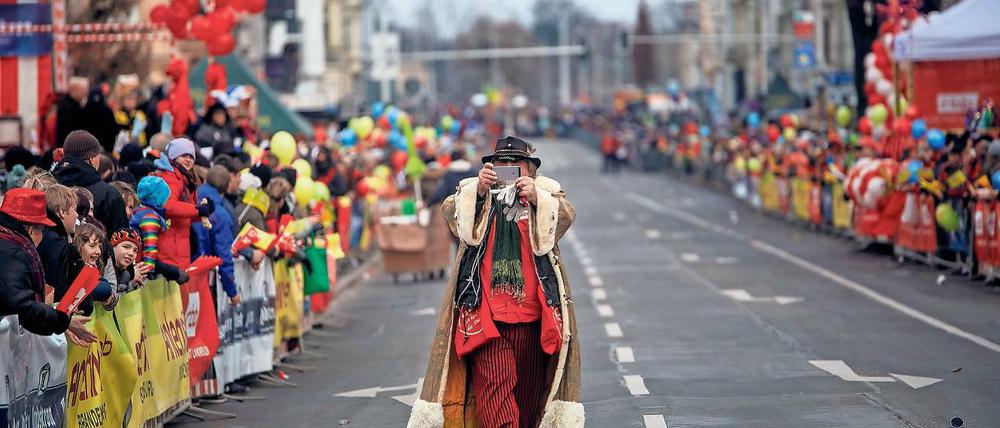 Lausitz Helau. Am Vortag des Rosenmontags fand auf den Straßen der Lausitzmetropole Cottbus der größte Karnevalsumzug Ostdeutschlands statt. Mehr als 3500 Karnevalisten zogen durch die Innenstadt.