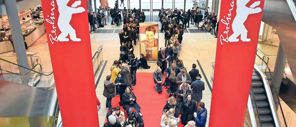 Die Bären sind los. Seit gestern gibt es Tickets für die 68. Berlinale, die am Donnerstag beginnt. Bereits am Vormittag standen die ersten Interessenten am Ticketschalter am Potsdamer Platz.