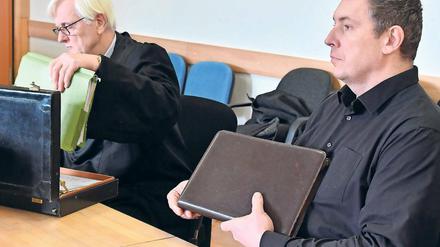 Bald kein Landtagsabgeordneter mehr? AfD-Mann Jan-Ulrich Weiß (rechts) am Freitag im Neuruppiner Gericht.