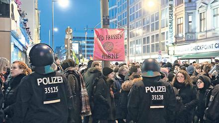 Blockade. Hunderte Gegendemonstranten stellten sich am Checkpoint Charlie auf der Berliner Friedrichstraße dem „Frauenmarsch“ aus dem AfD-Umfeld entgegen.
