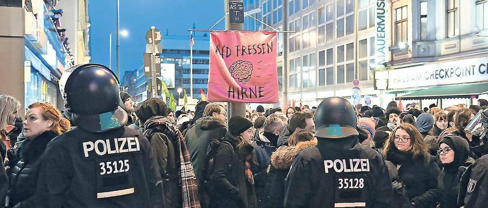 Blockade. Hunderte Gegendemonstranten stellten sich am Checkpoint Charlie auf der Berliner Friedrichstraße dem „Frauenmarsch“ aus dem AfD-Umfeld entgegen.