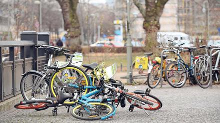 Räder im Überfluss. Während im Potsdamer Stadtgebiet hauptsächlich die Räder vom Anbieter Nextbike sichtbar sind, sind in Berlin mehrere Anbieter an zentralen Punkten zu finden. Wie hier am Askanischen Platz stehen die Räder nicht immer geordnet.