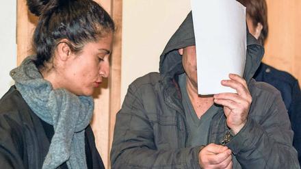 Prozessauftakt. Im September 2017 wurde der Angeklagte, hier mit Anwältin Mehtap Ayhan, mit seinem Lkw auf der A12 gestoppt. 51 Personen aus Syrien und dem Irak befanden sich im Sattelauflieger. Seit Dienstag muss sich der 46-jährige mutmaßliche Schleuser in Frankfurt (Oder) vor Gericht verantworten.