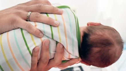 Weggegeben. Bei einer vertraulichen Geburt hinterlässt die Mutter in der Klinik ihren Namen, den das anschließend zur Adoption freigegebene Kind ab seinem 16. Lebensjahr erfahren kann. Seit 2014 ist diese Form der Entbindung in Deutschland legal.