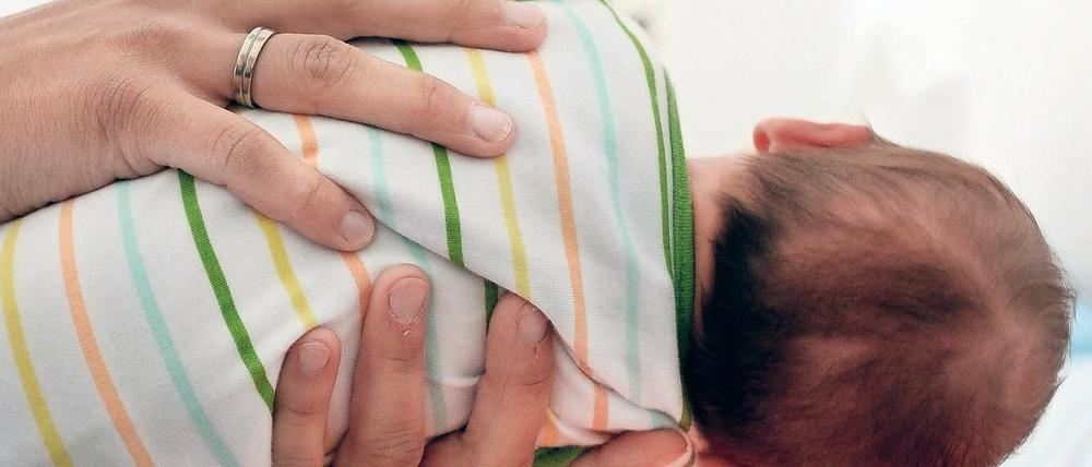 Weggegeben. Bei einer vertraulichen Geburt hinterlässt die Mutter in der Klinik ihren Namen, den das anschließend zur Adoption freigegebene Kind ab seinem 16. Lebensjahr erfahren kann. Seit 2014 ist diese Form der Entbindung in Deutschland legal.