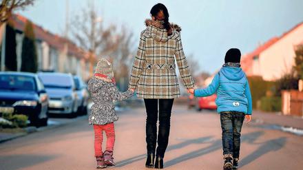 Alle Hände voll zu tun. Für viele Alleinerziehende ist die Bewältigung des Alltags ein täglicher Kampf. Aber das Familienmodell ist gleichzeitig Alltag: In Brandenburg leben immer mehr Kinder mit nur einem Elternteil zusammen.