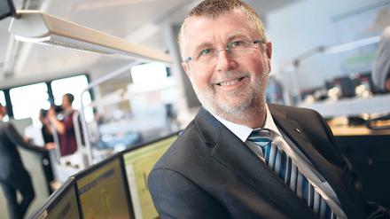 Die Technik im Griff. Knut Deimer ist Leiter der Informations- und Kommunikationstechnik der Flughafen Berlin-Brandenburg GmbH. In der neuen Leitstelle werden nun zentral alle technischen Prozesse für die Berliner Flughäfen gesteuert.