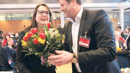 Damenwahl. Anja Mayer wird als neue Landesvorsitzende der Linken von Vorgänger Christian Görke beglückwünscht. Diana Golze, die mit Mayer eine Doppelspitze bildet, konnte wegen einer Operation beim Parteitag nicht dabei sein.