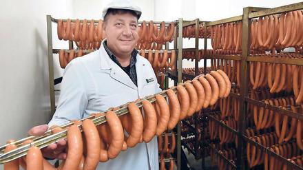 Bio-Qualität. Thomas Schubert, Geschäftsführer der Biomanufaktur Havelland, die bis zu zwei Tonnen Wurst und Fleisch täglich ausliefert.