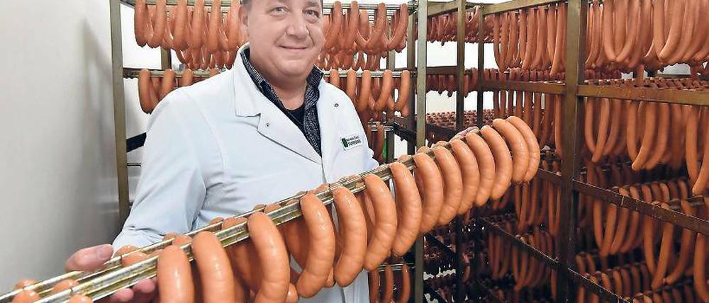 Bio-Qualität. Thomas Schubert, Geschäftsführer der Biomanufaktur Havelland, die bis zu zwei Tonnen Wurst und Fleisch täglich ausliefert.