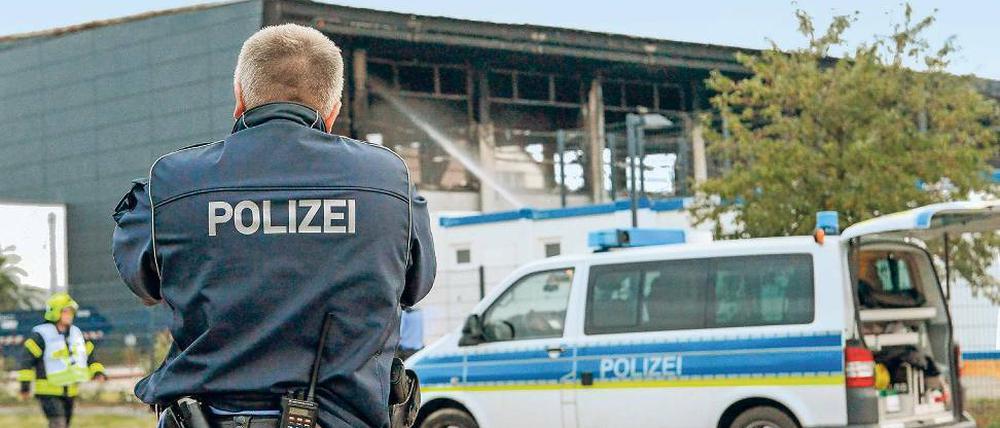 Abgefackelt. Im August 2015 steckten Neonazis eine Sporthalle in Nauen (Havelland) in Brand, die als Flüchtlingsunterkunft dienen sollte. 2017 wurden sie verurteilt.