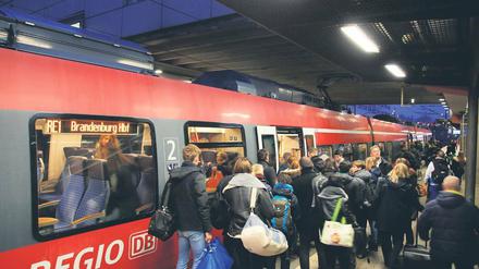 Wer zu spät kommt ... Zu den Stoßzeiten ist in der wichtigsten Pendler-Bahn in der Haupstadtregion, dem RE1, oftmals Stehen angesagt.