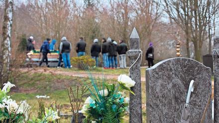 Letzte Ruhe. Gäste einer muslimischen Bestattung in Berlin begleiten den Sarg zum Grab auf dem Landschaftsfriedhof Gatow. Überall in Deutschland hat die Zahl der Beisetzungen nach islamischem Ritus zugenommen.