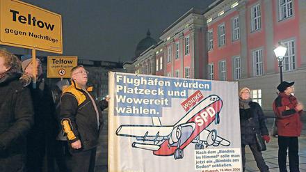 Protest in Politikernähe. Im März demonstrieten Fluglärmgegner bereits am Landtag und illuminierten die Fassade. Auch das sollte ihnen zunächst verboten werden.