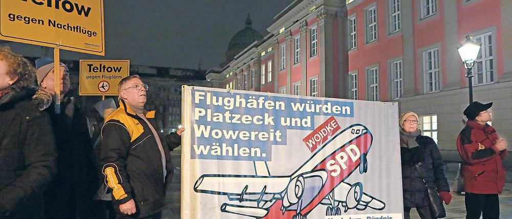 Protest in Politikernähe. Im März demonstrieten Fluglärmgegner bereits am Landtag und illuminierten die Fassade. Auch das sollte ihnen zunächst verboten werden.